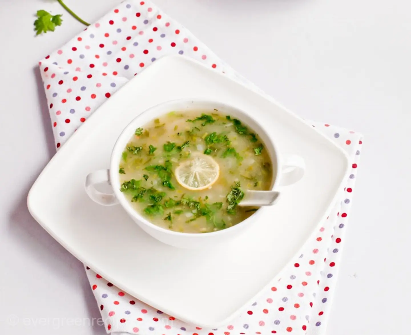شوربة دجاج بالليمون والكزبرة
