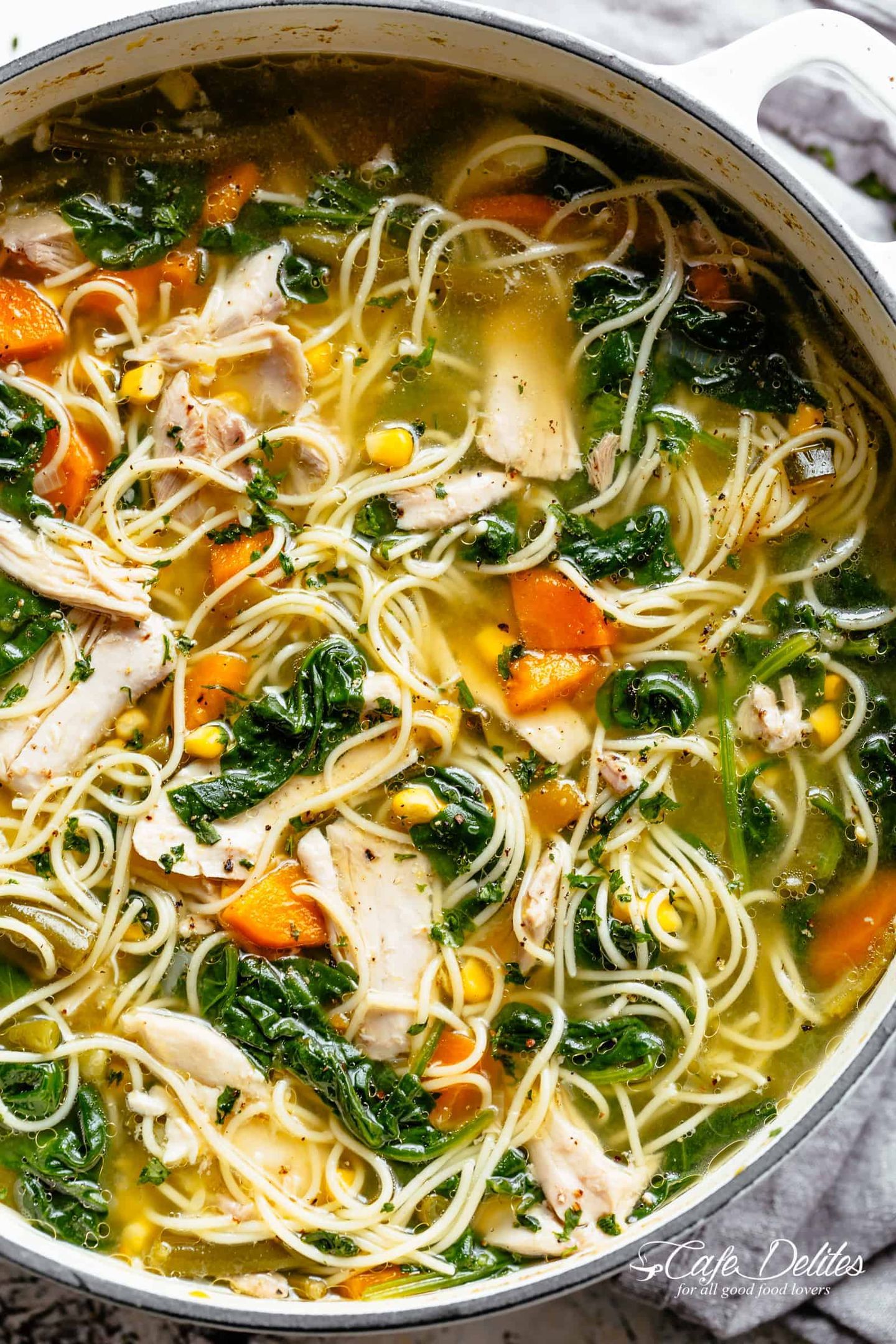 شوربة نودلز الدجاج