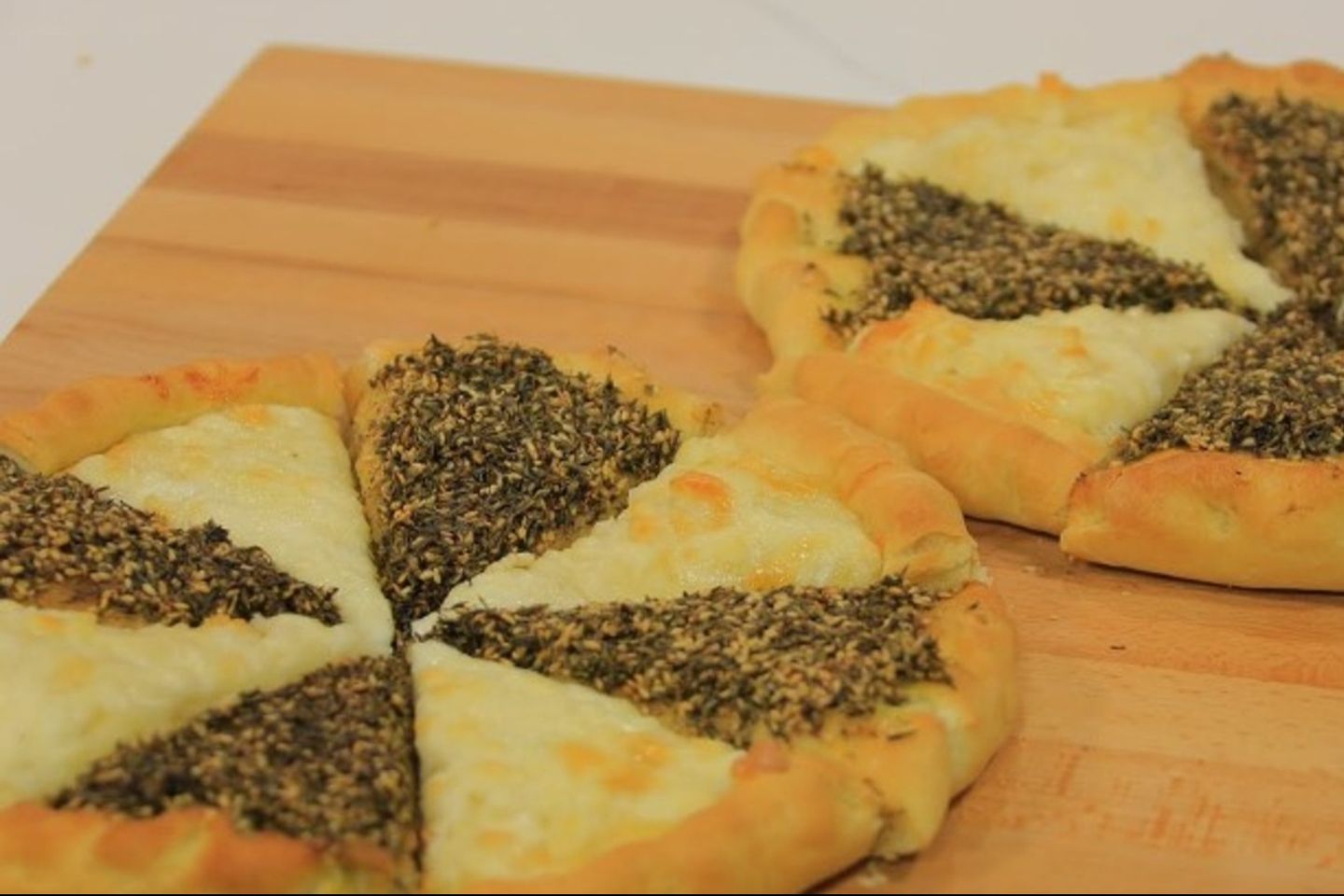 فطيرة جبن حلوم زعتر