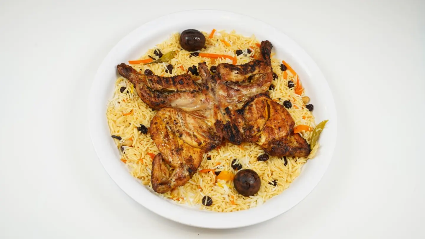 دجاج على الفحم مع أرز البخاري