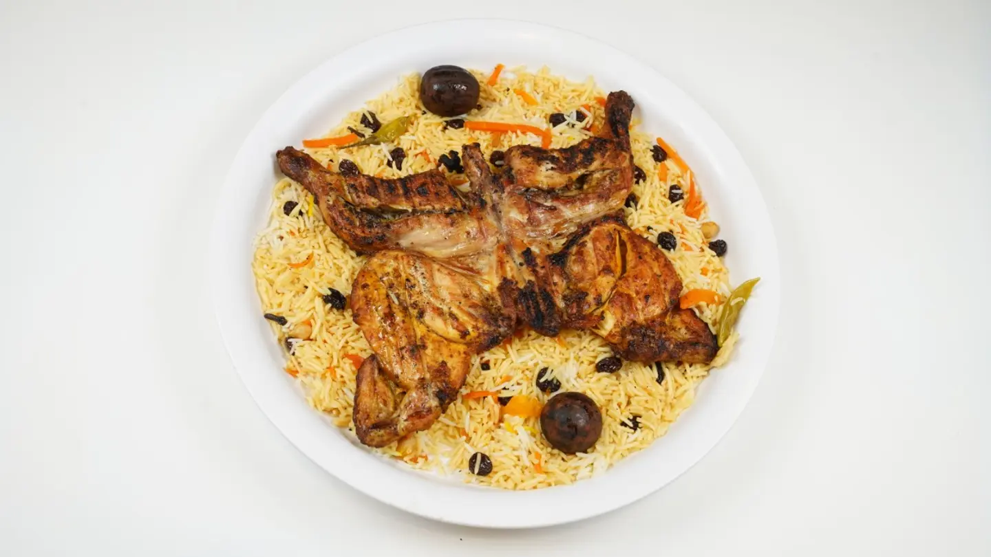 نصف دجاج على الفحم مع أرز البخاري