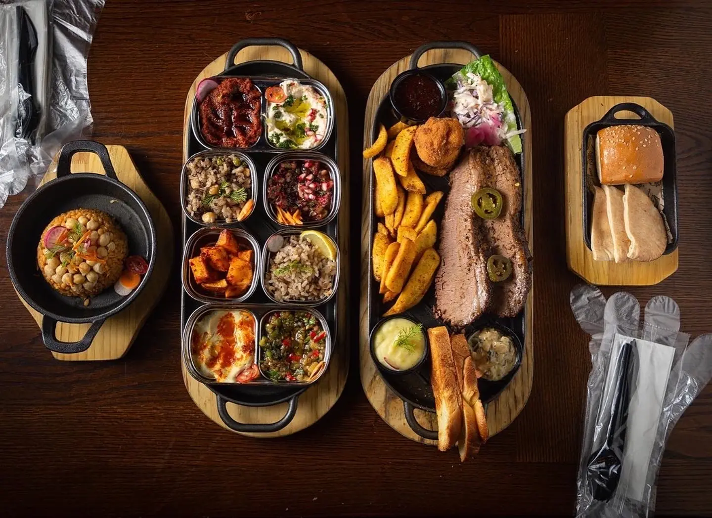 صحن البرسكت مع تشكيلة مقبلات