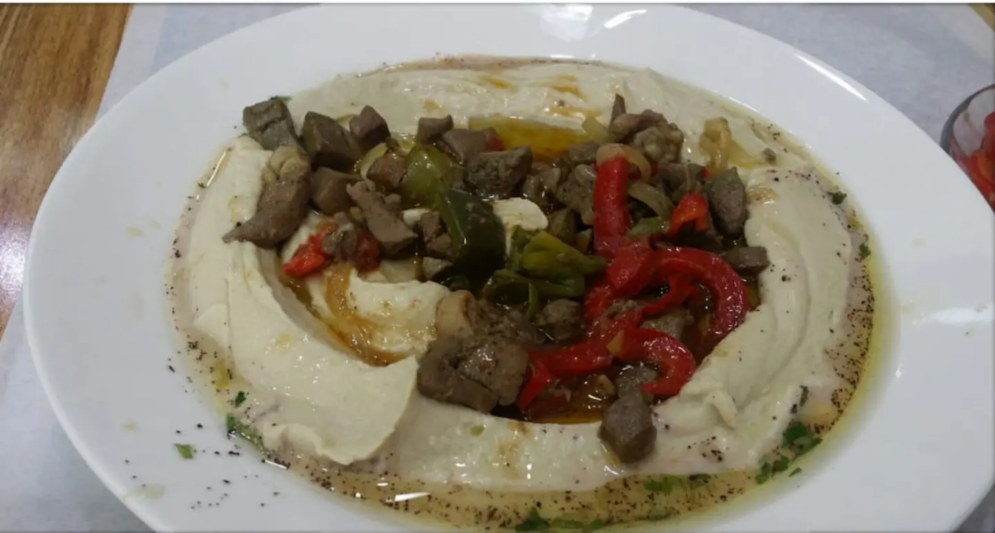 صحن حمص مع كبدة