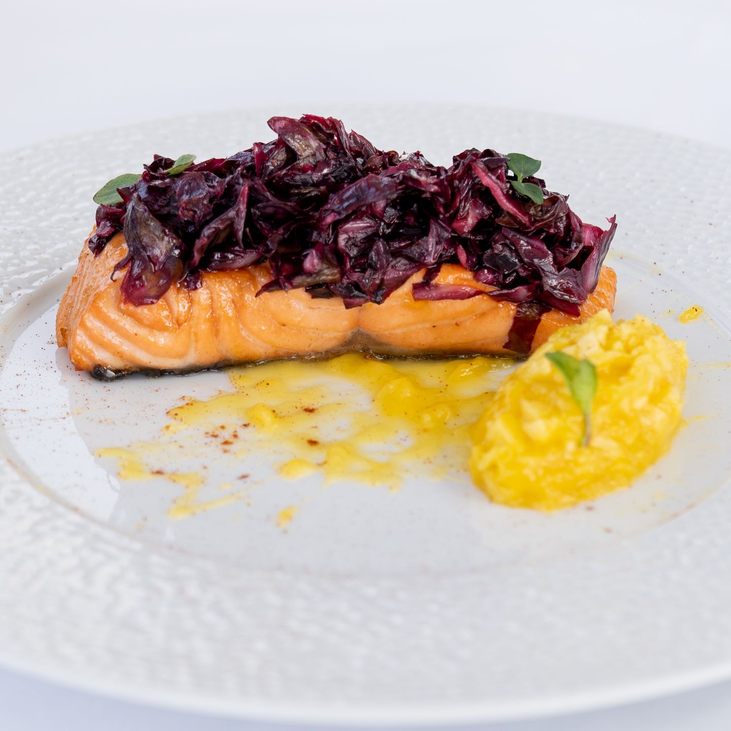 Salmone Glassato Con Chutney Di Mango E Radicchio
