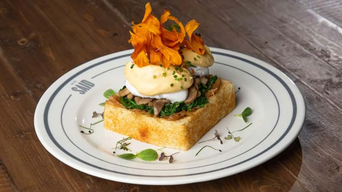 بيض السبانخ والفطر