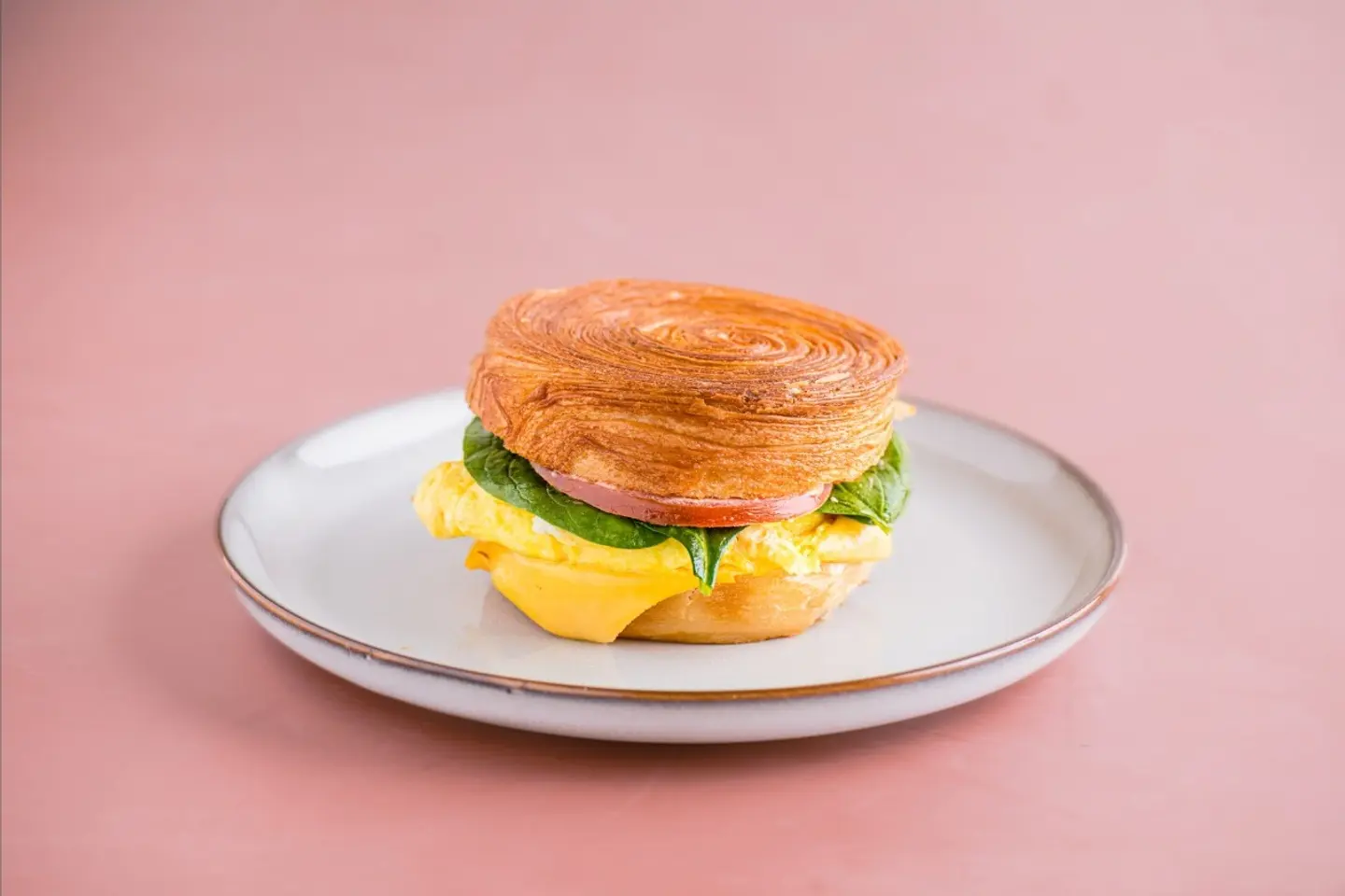 ساندويش سكرمي المميز بالبيض