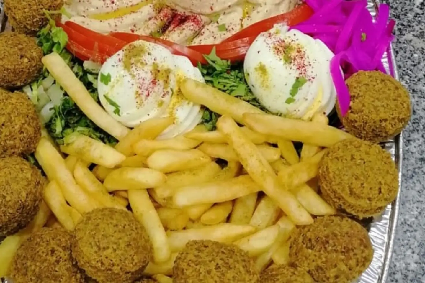 صحن فلافل كبير.