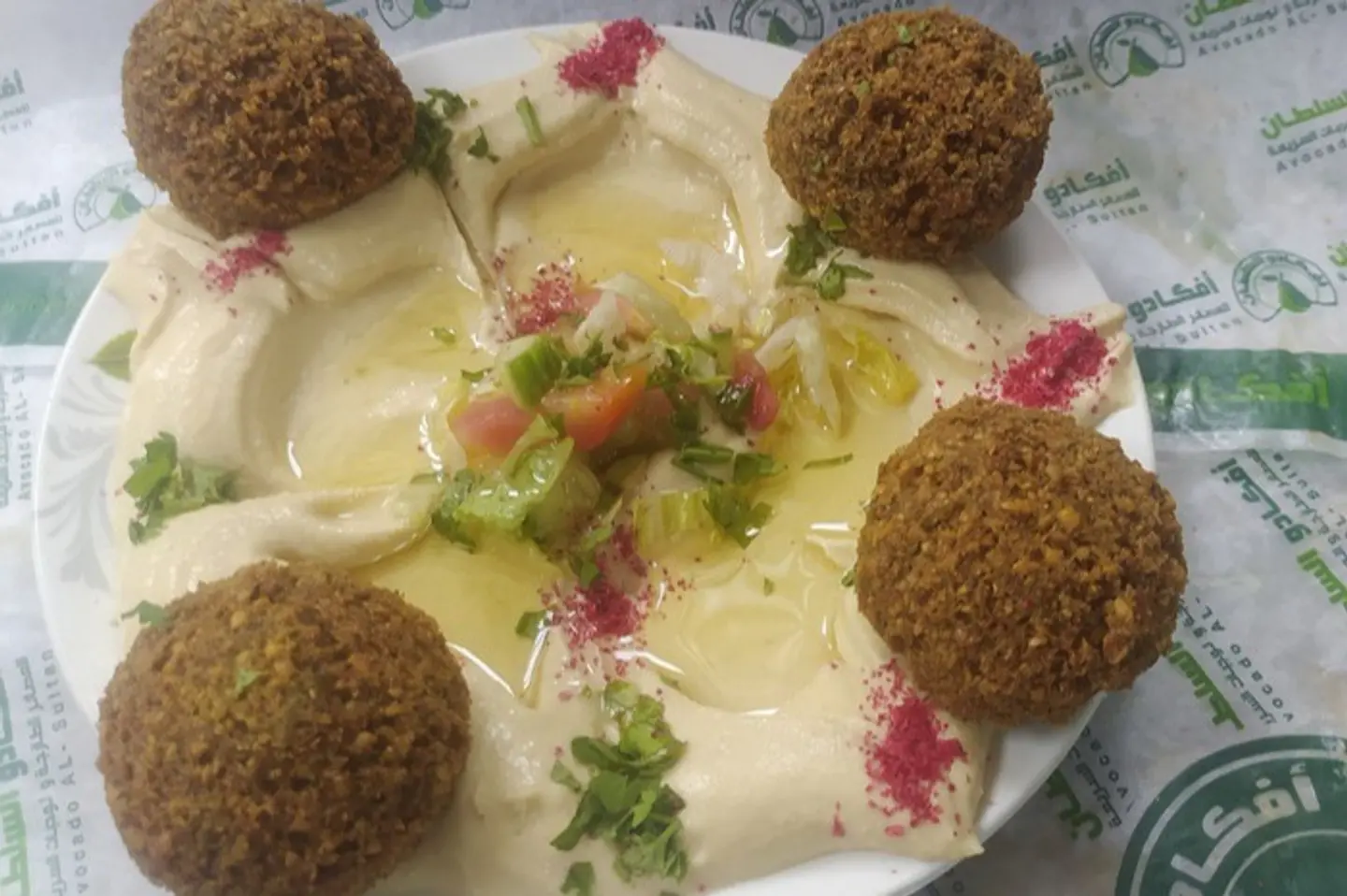 صحن حمص مع الفلافل