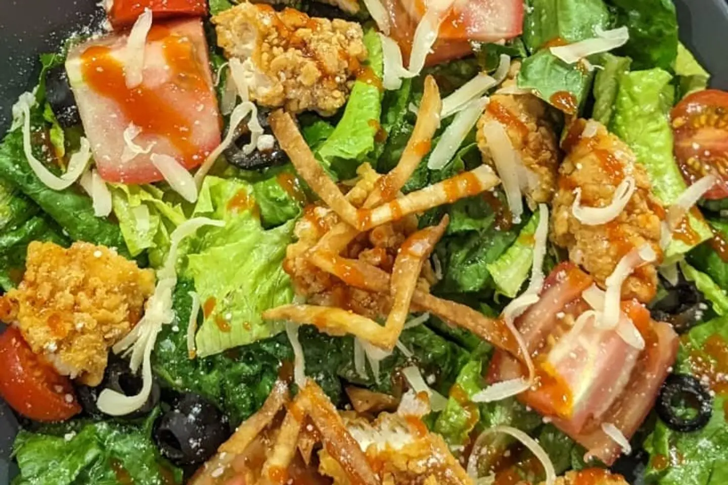 سلطة هاتشرز بالدجاج المقلي