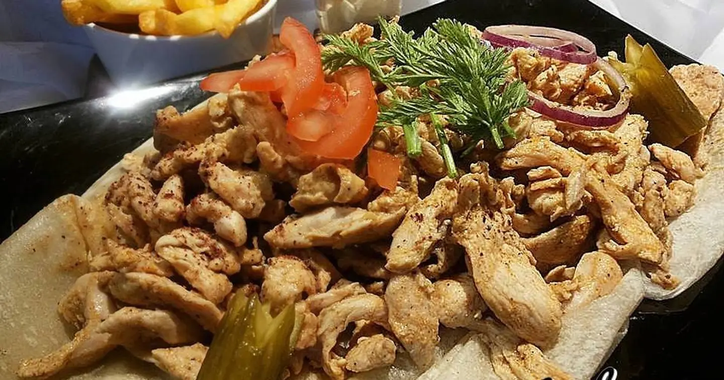 صحن شاورما مع الخبز