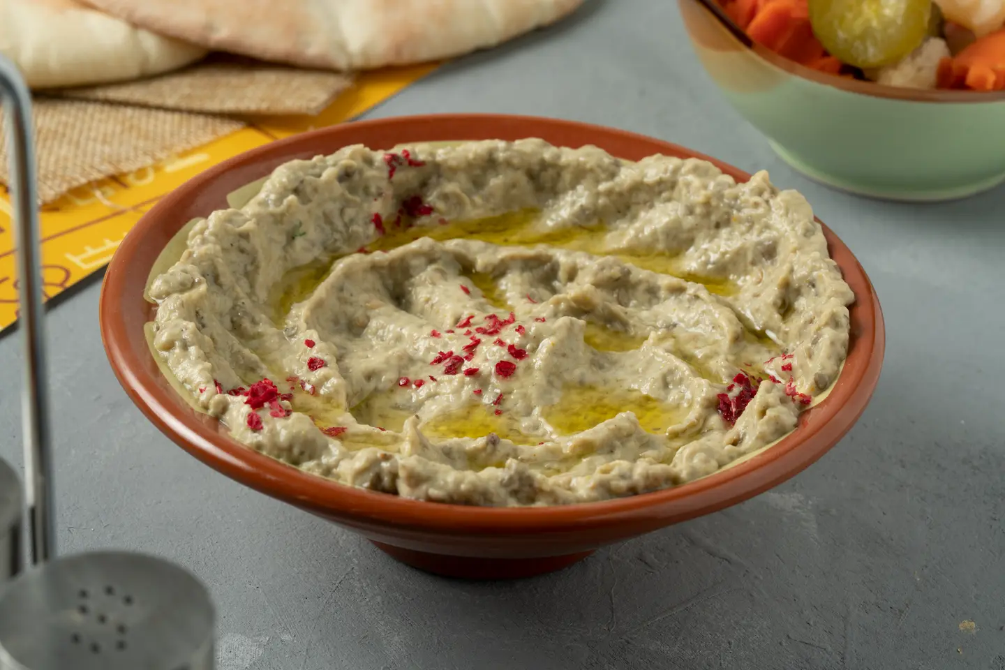 سلطة متبل