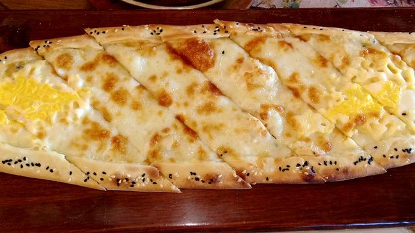 فطيرة جبن موزاريلا مع العسل