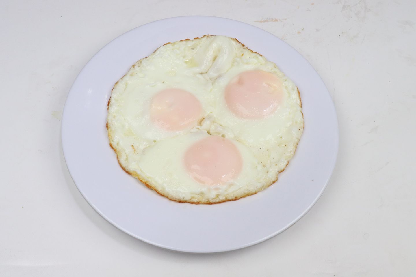 بيض عيون