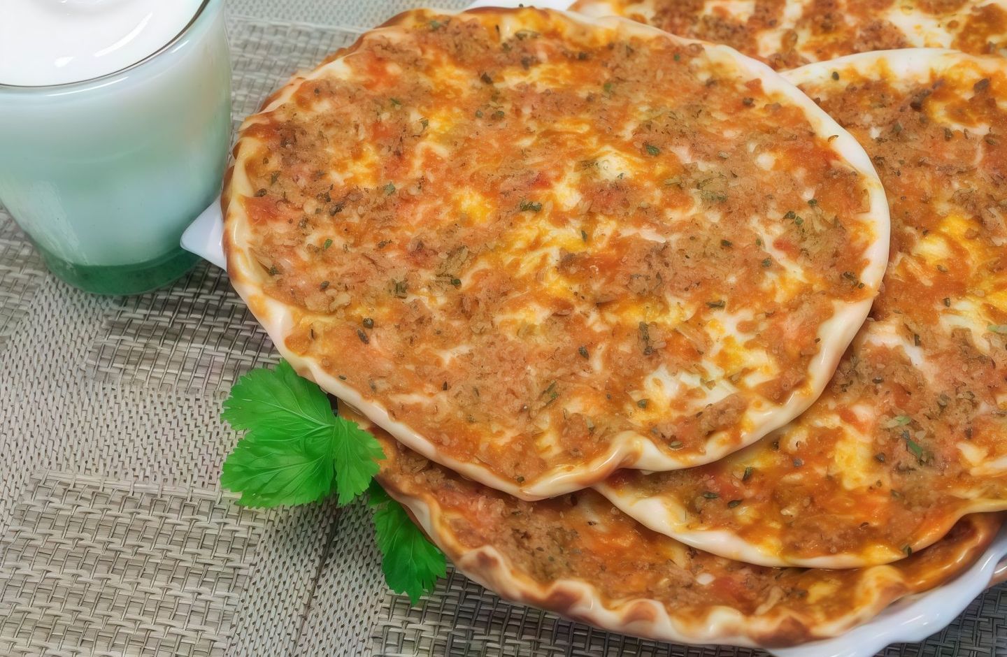 لحم بعجين حار مشروح