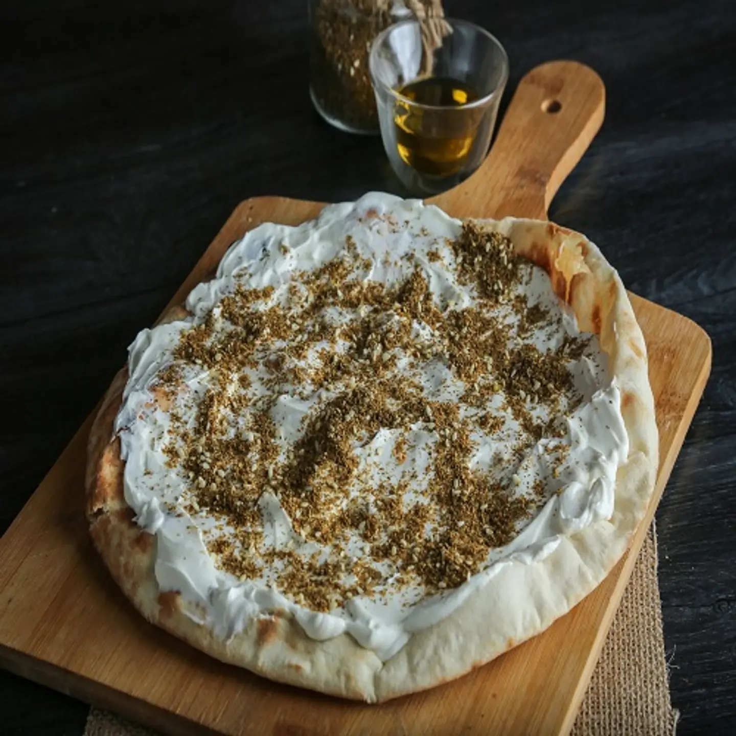 منقوشة لبنة و زعتر