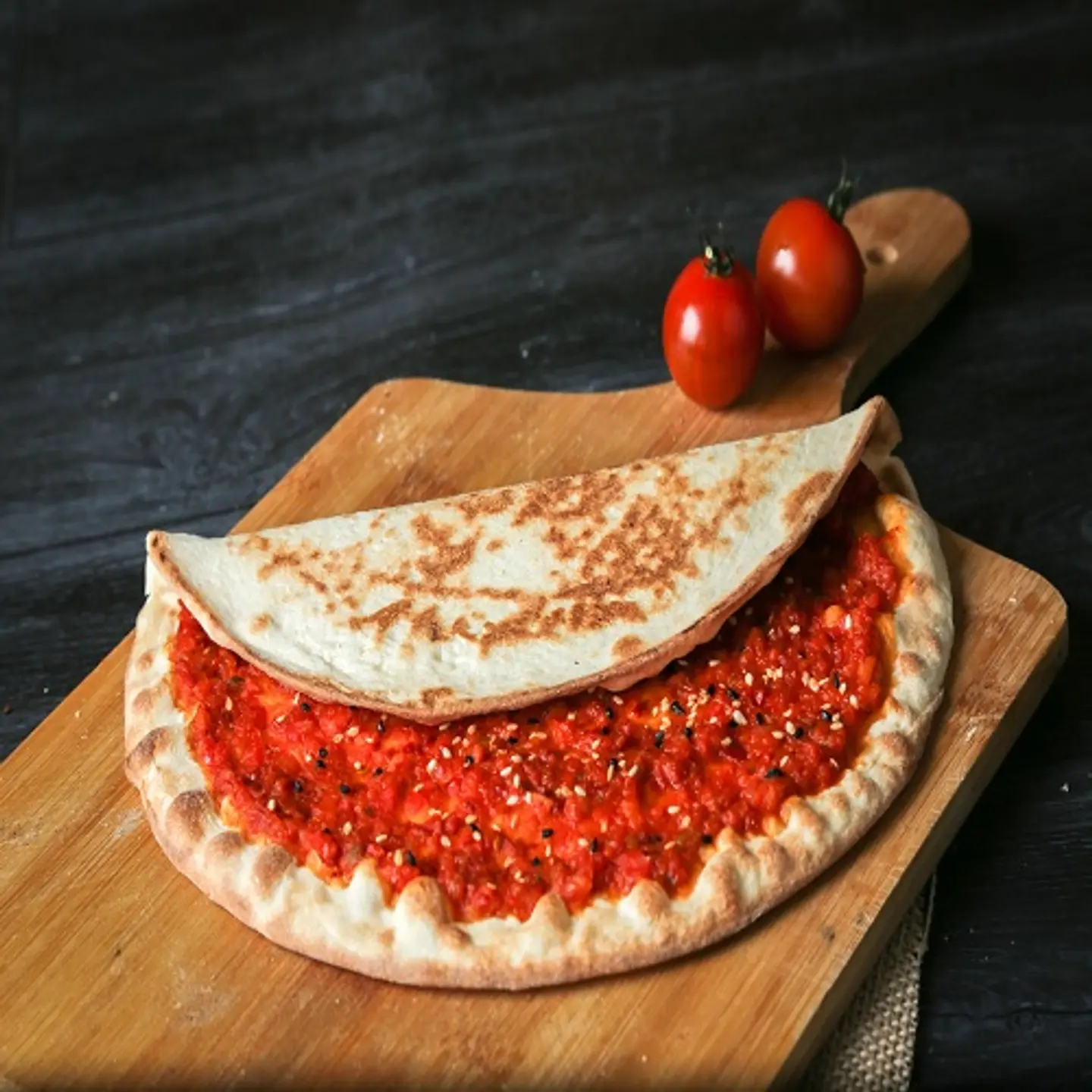 منقوشة محمرة