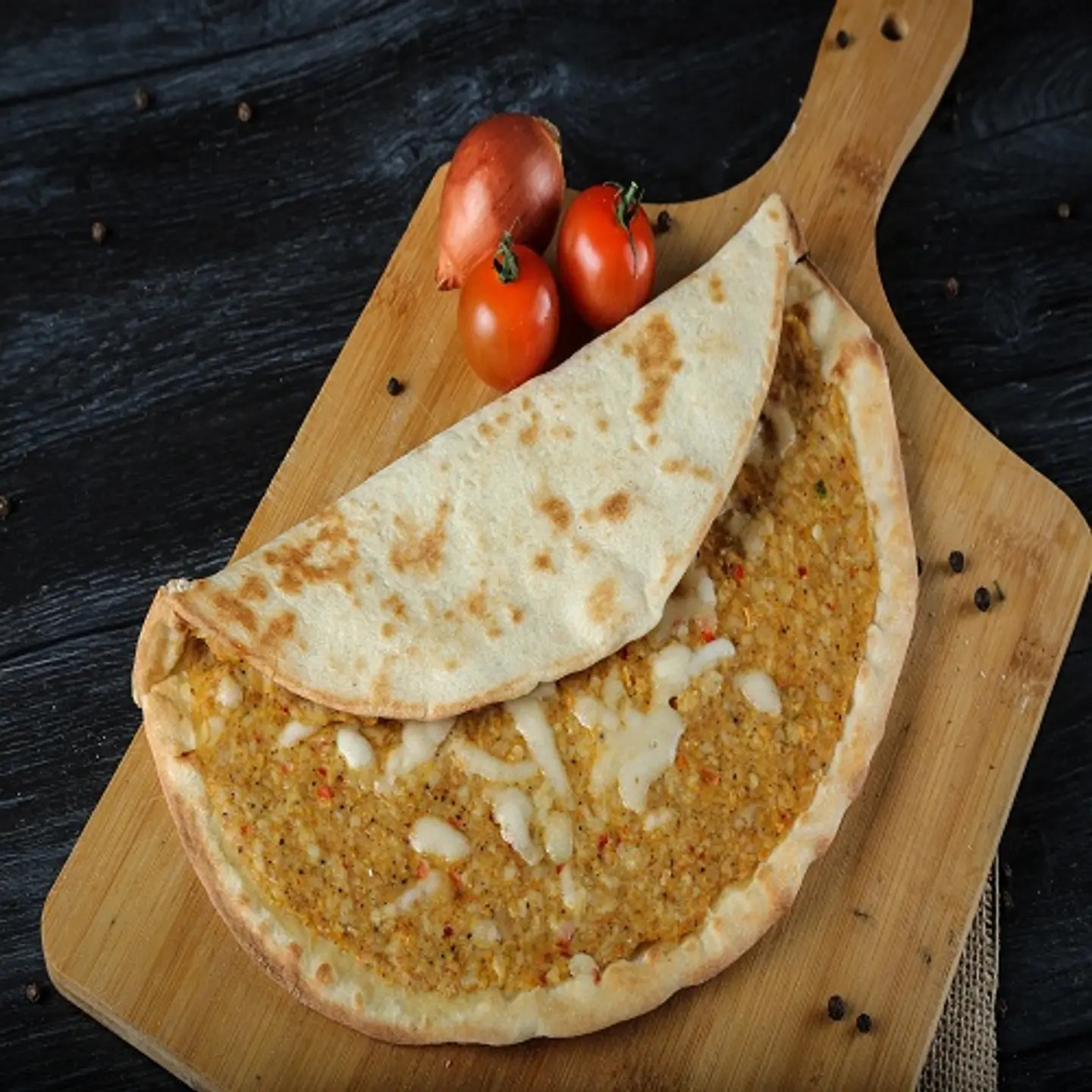 منقوشة سجق و جبن