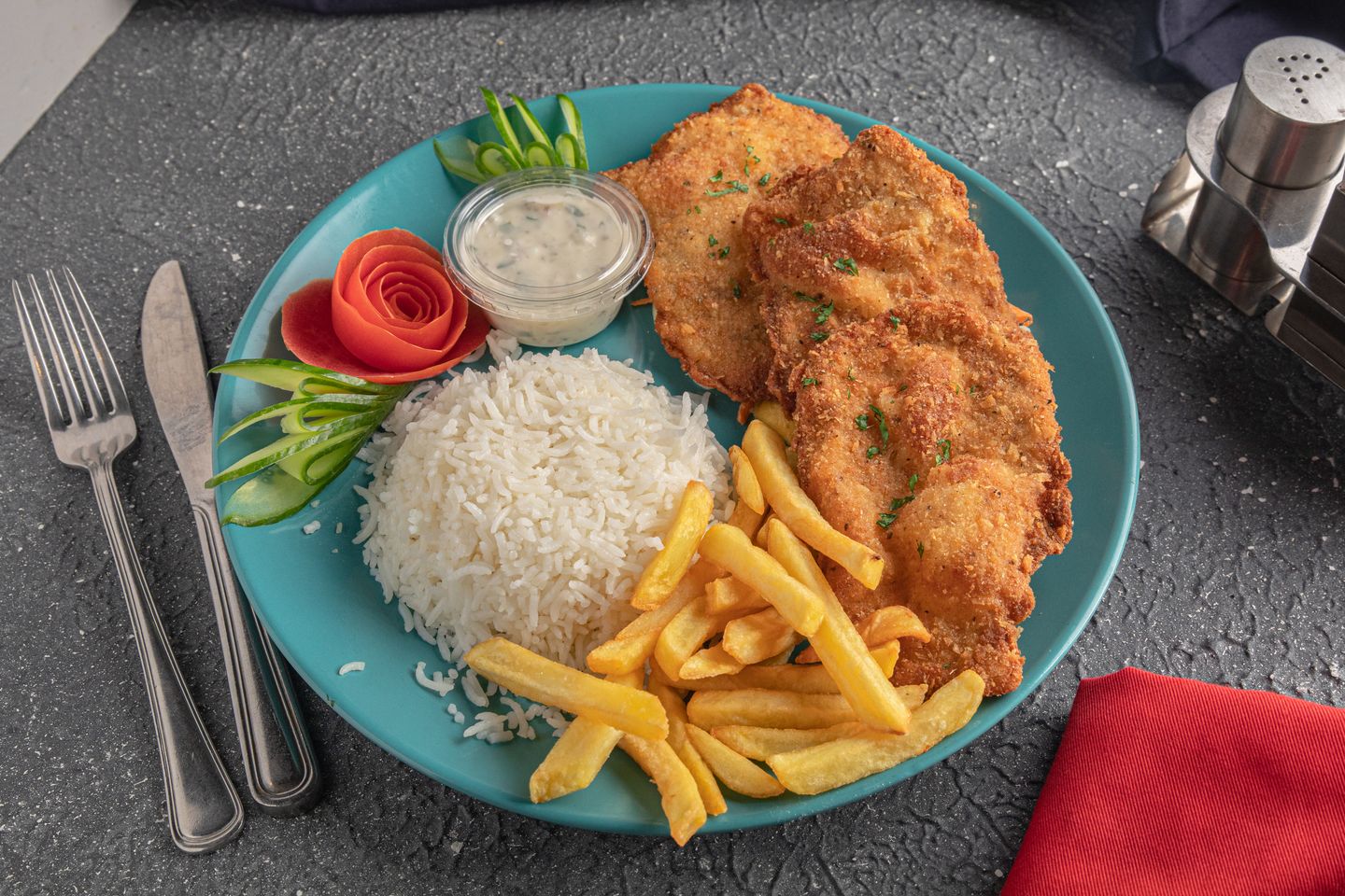 دجاج اسكلوب مع صوص والبطاطس