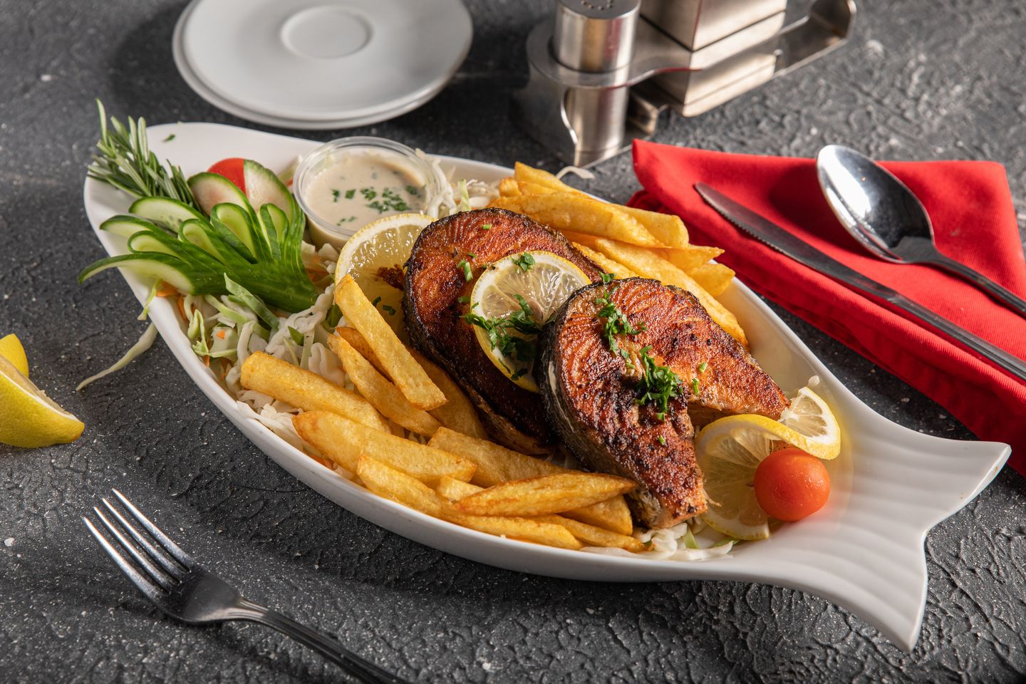 طبق سالمون مشوي مع الأرز