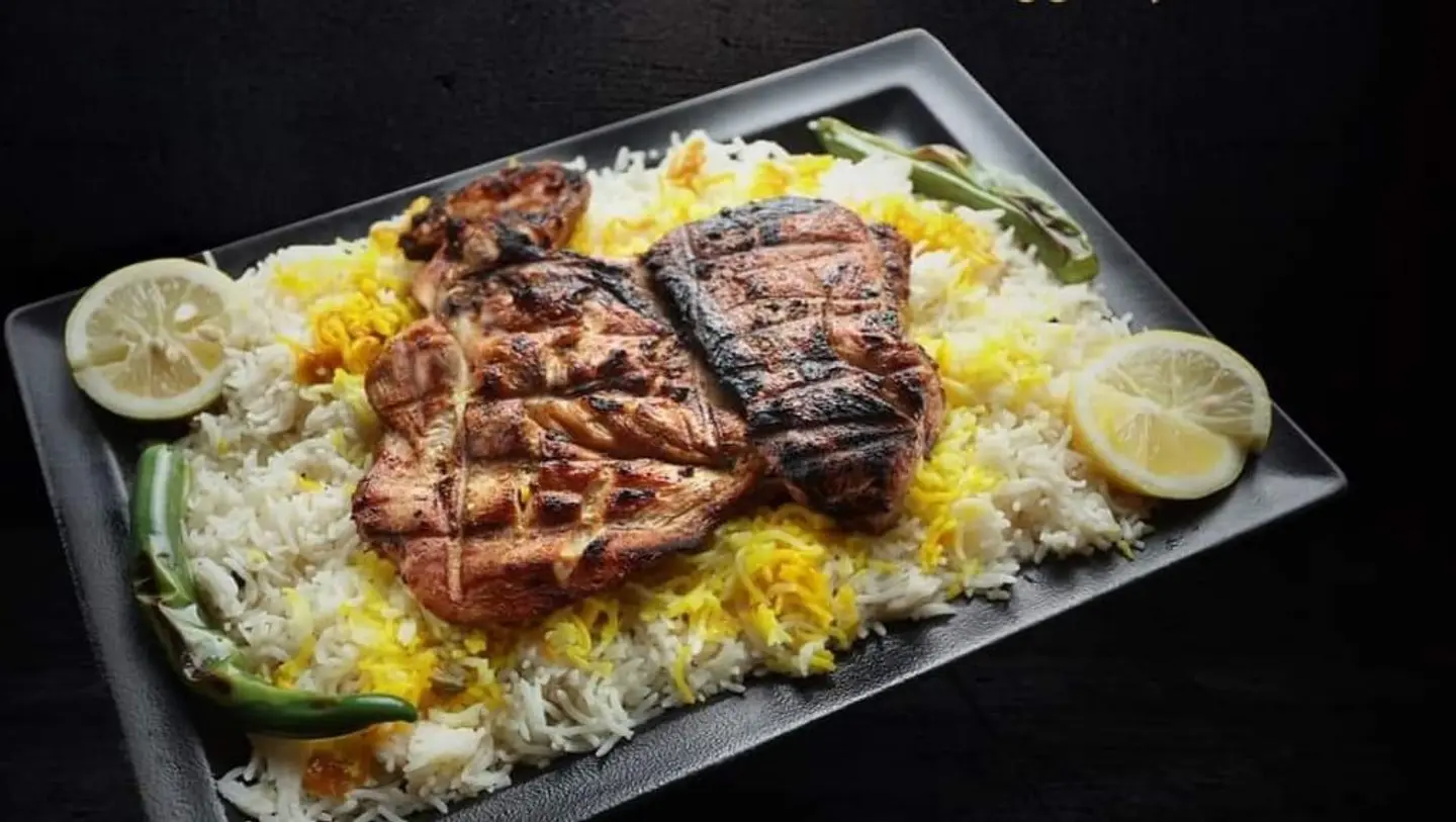 نصف حبة دجاج مع رز