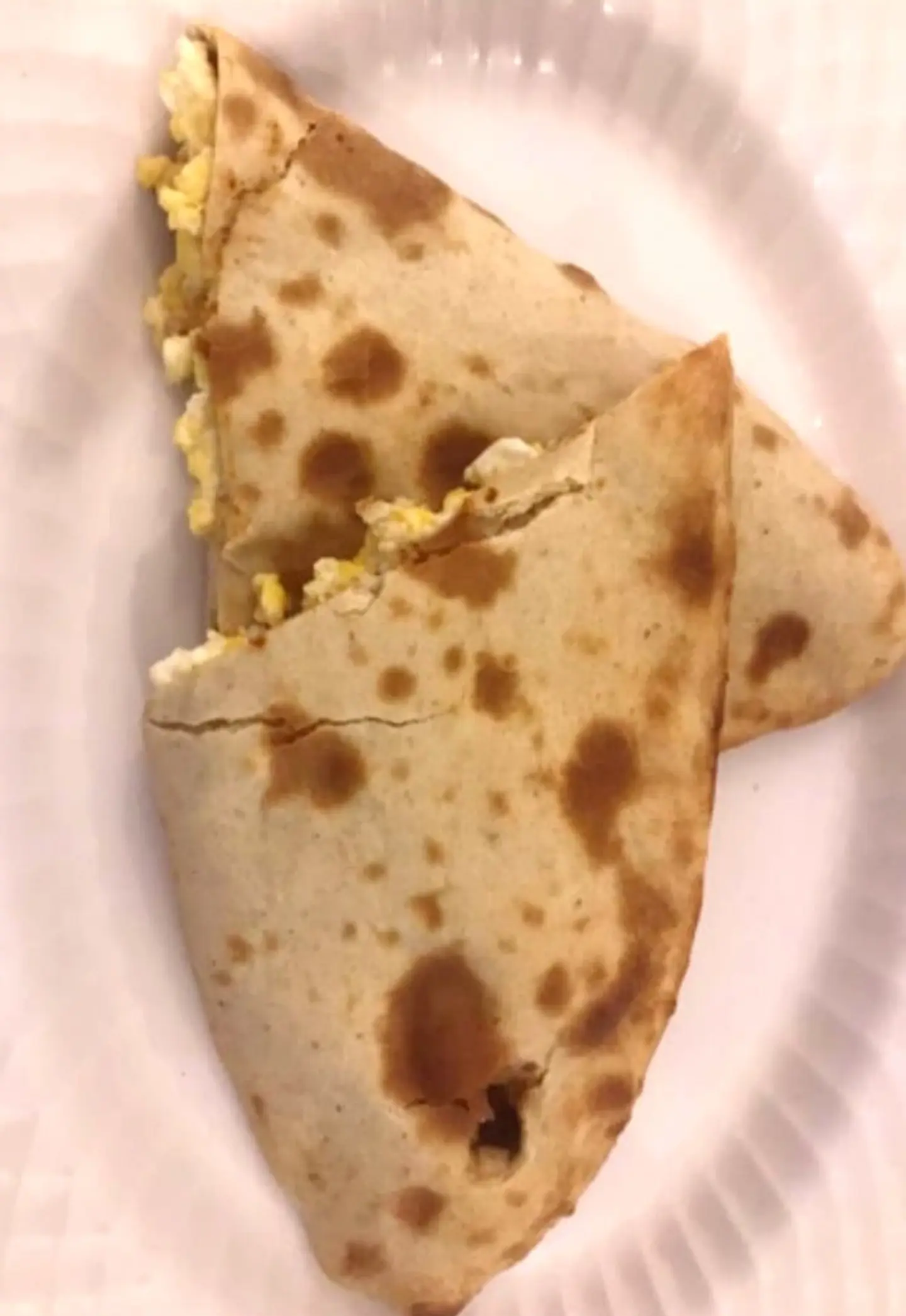 بيض بالجبن خبز ابيض