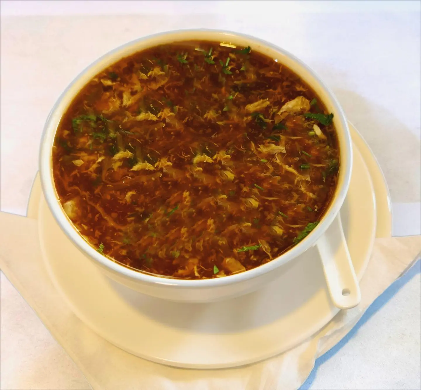 شوربة دجاج حارة وحامضة