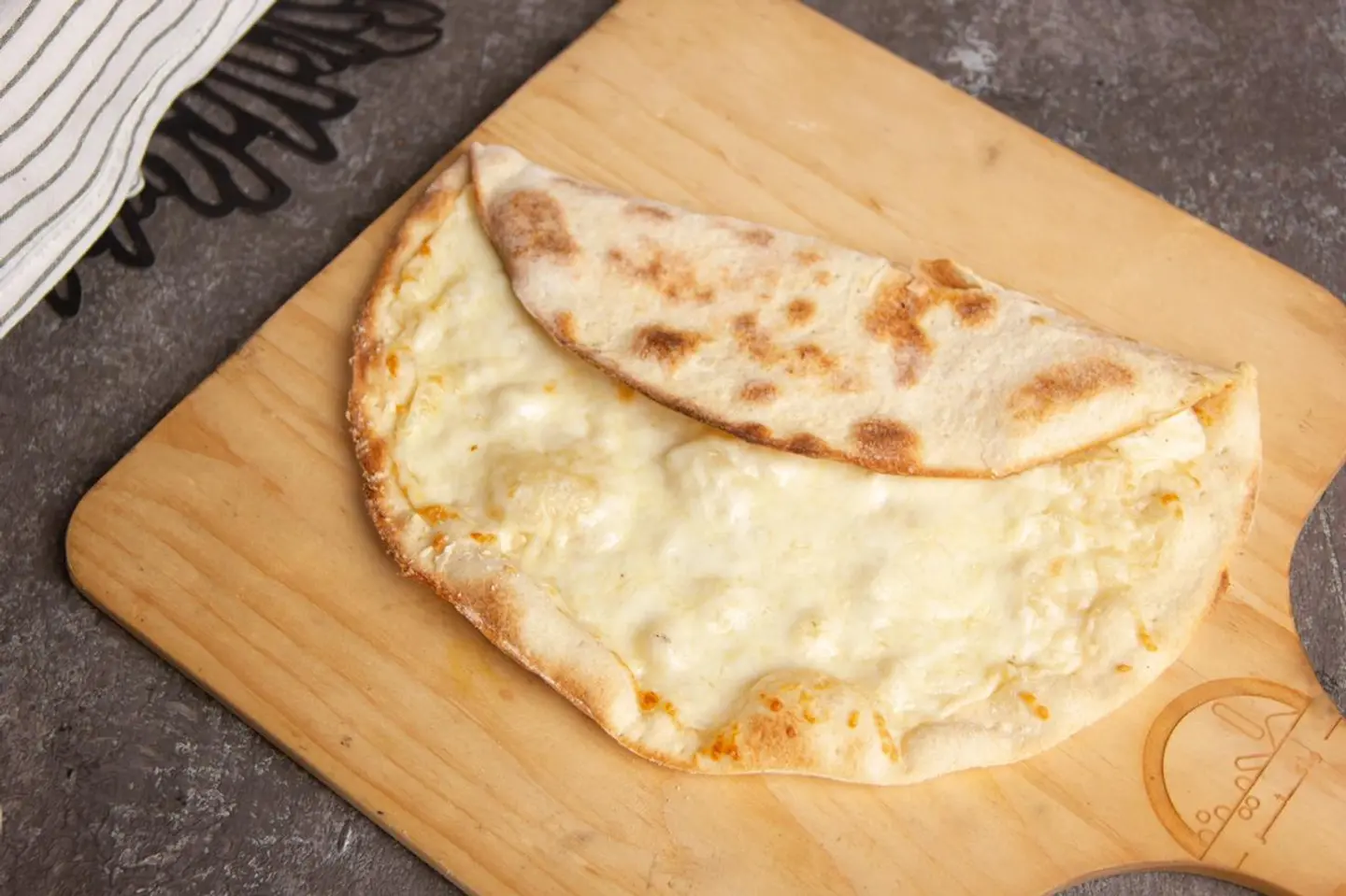 مناقيش جبن سائل وبيض