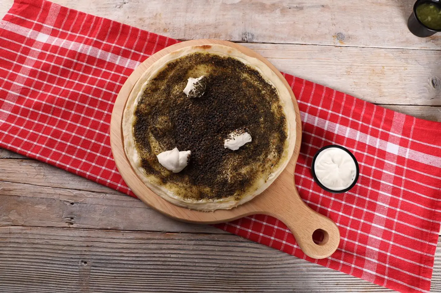 منقوشة زعتر ولبنة