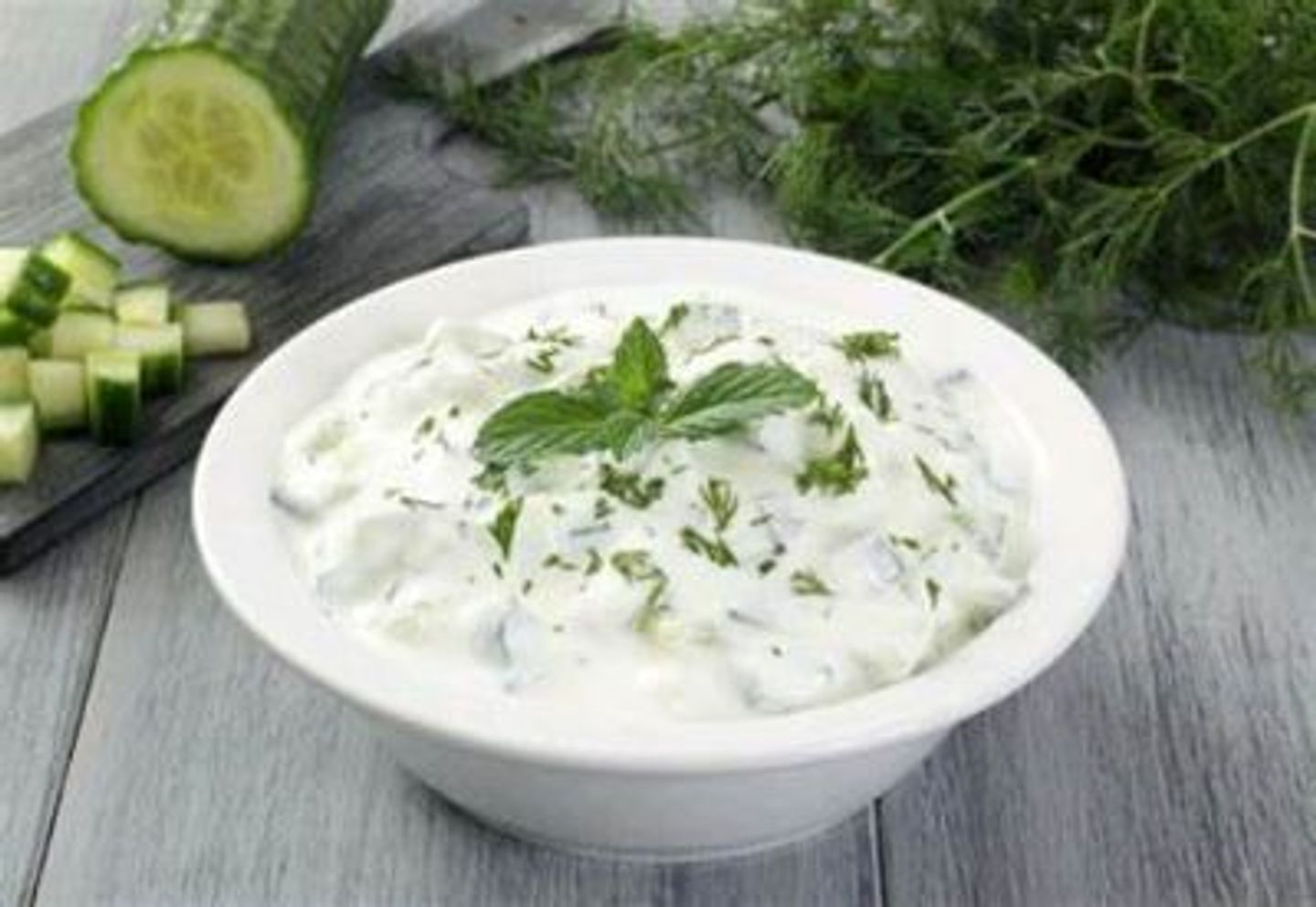 سلطة خيار باللبن
