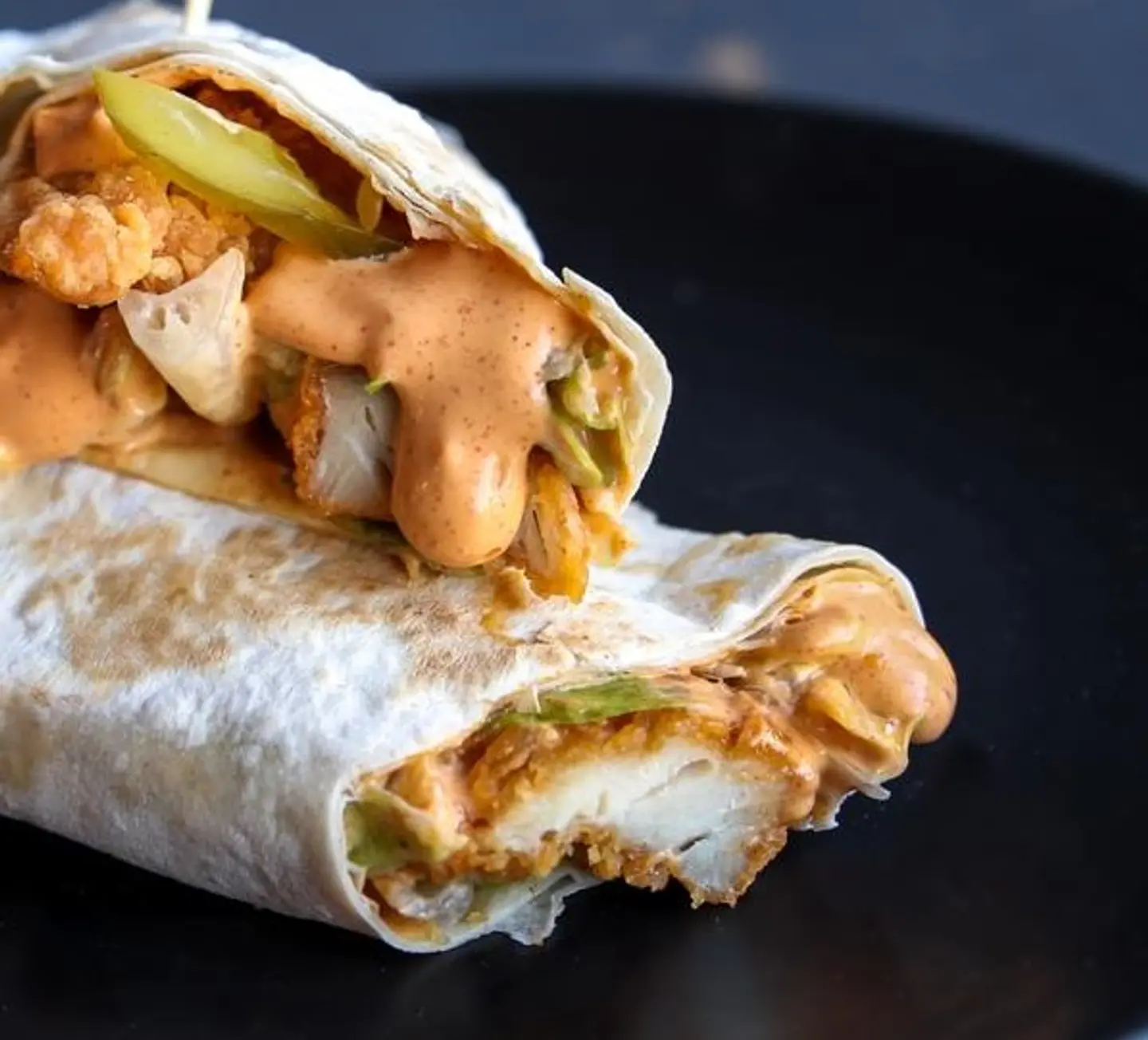 ساندوتش تشكن ستربس مع الصوص الحار