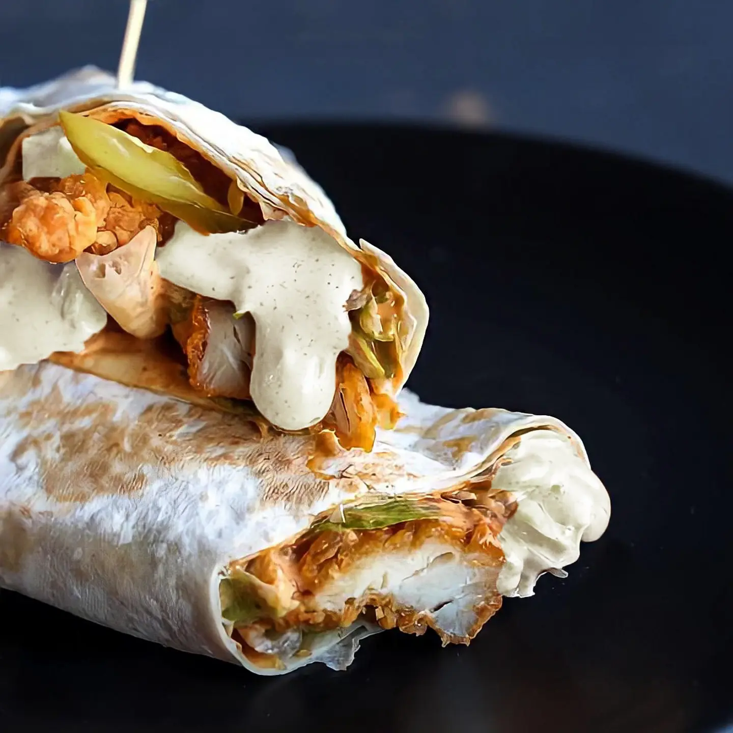 ساندوتش تشكن ستربس مع صوص الثوم