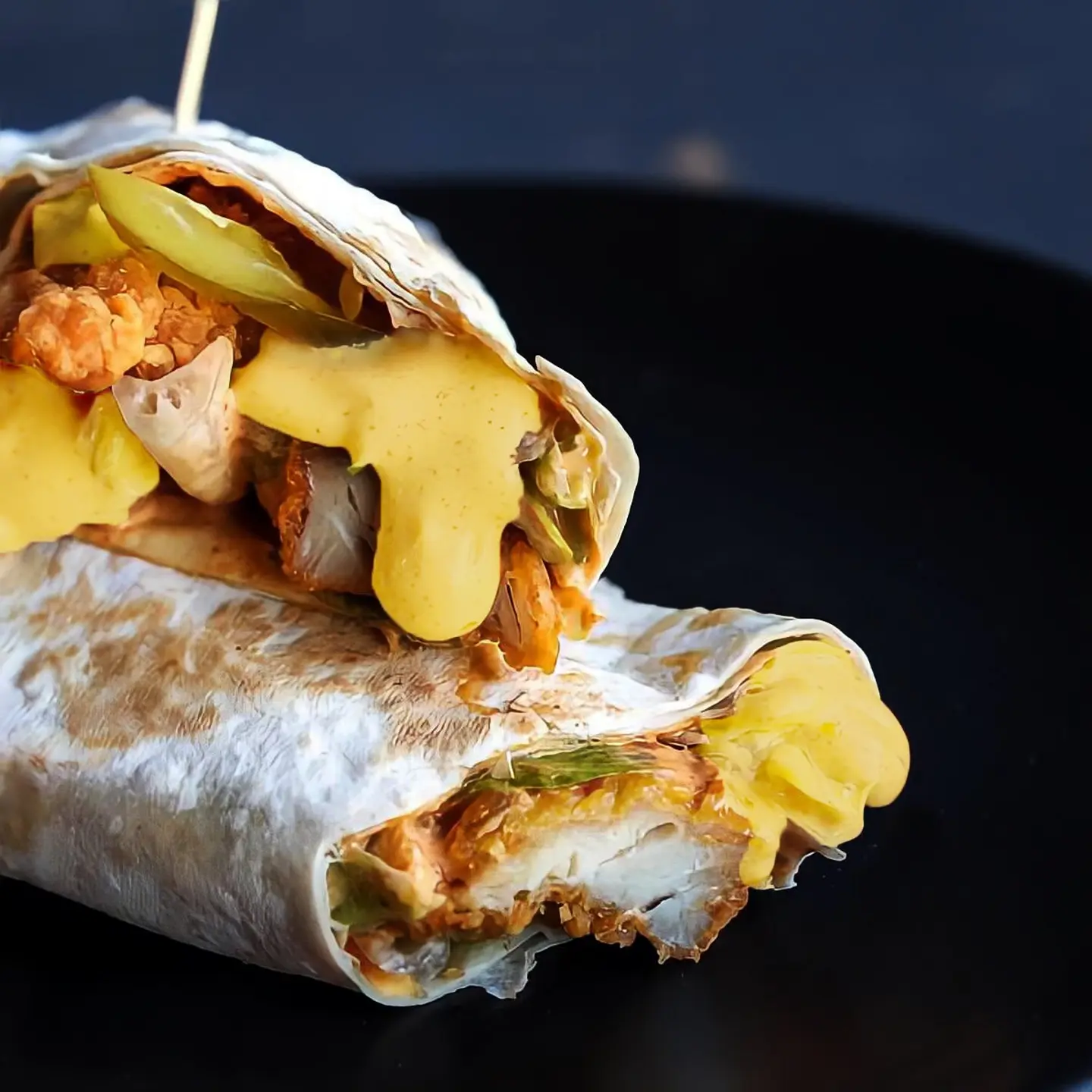 ساندوتش تشكن ستربس مع صوص المسترد بالعسل