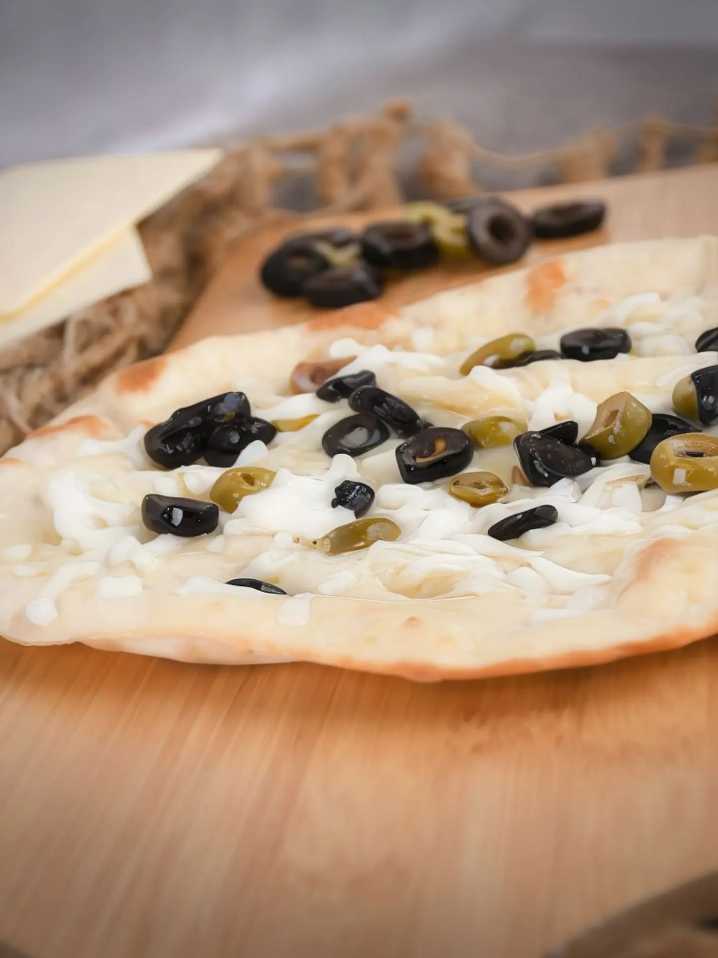 جبن بالزيتون