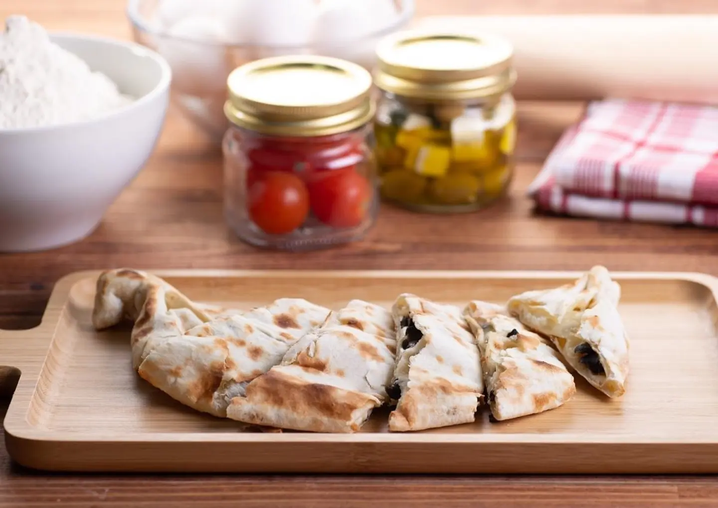 لبنة بالزيتون والزعتر