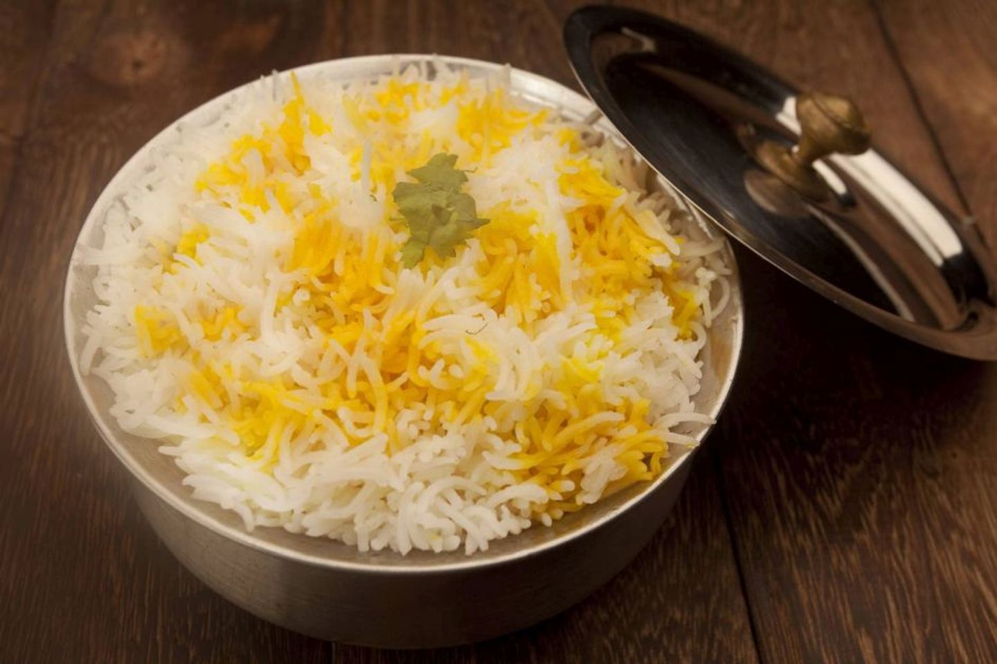 رز أبيض بالزعفران