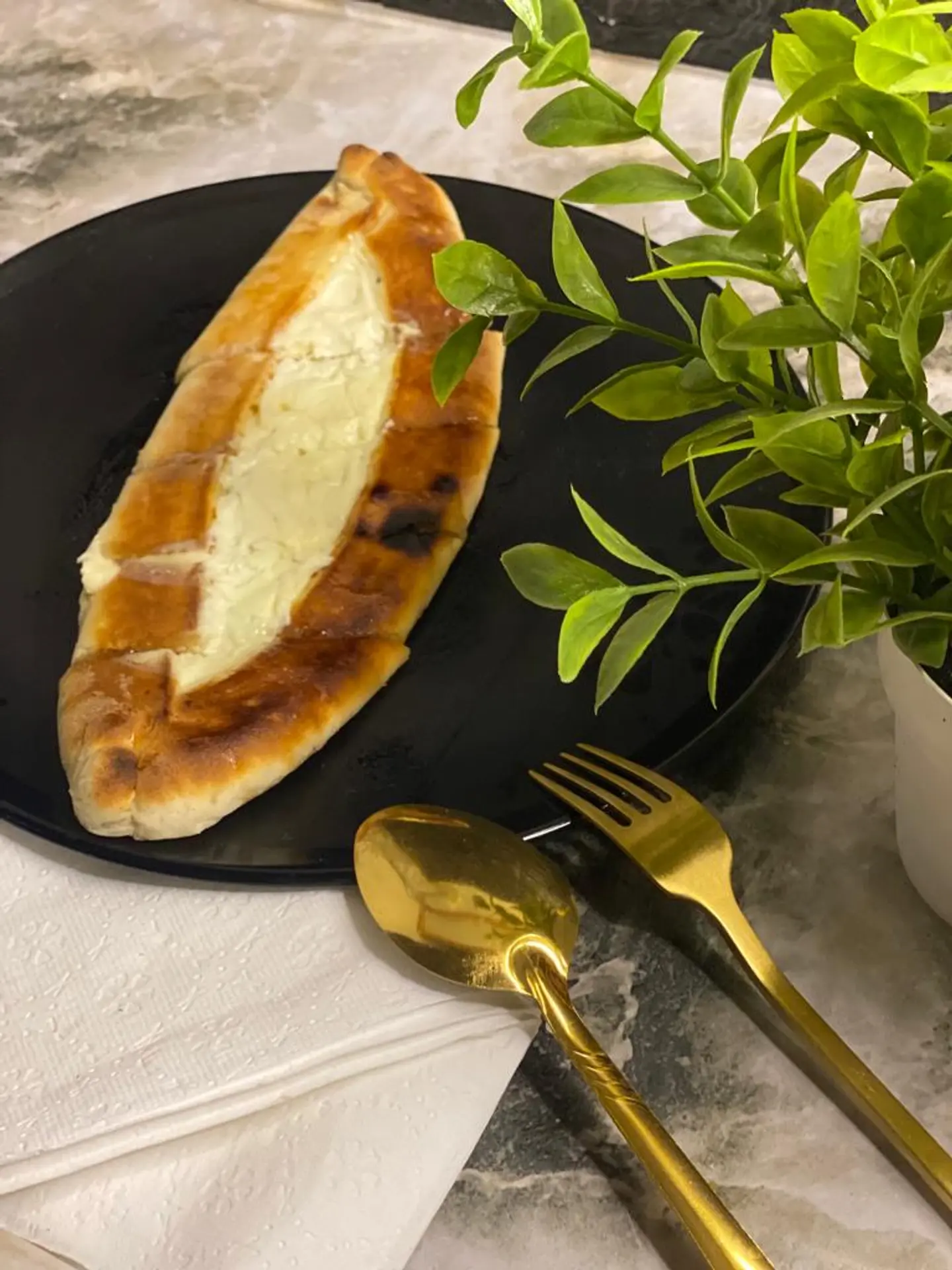 فطيرة لبنة مع العسل قوارب