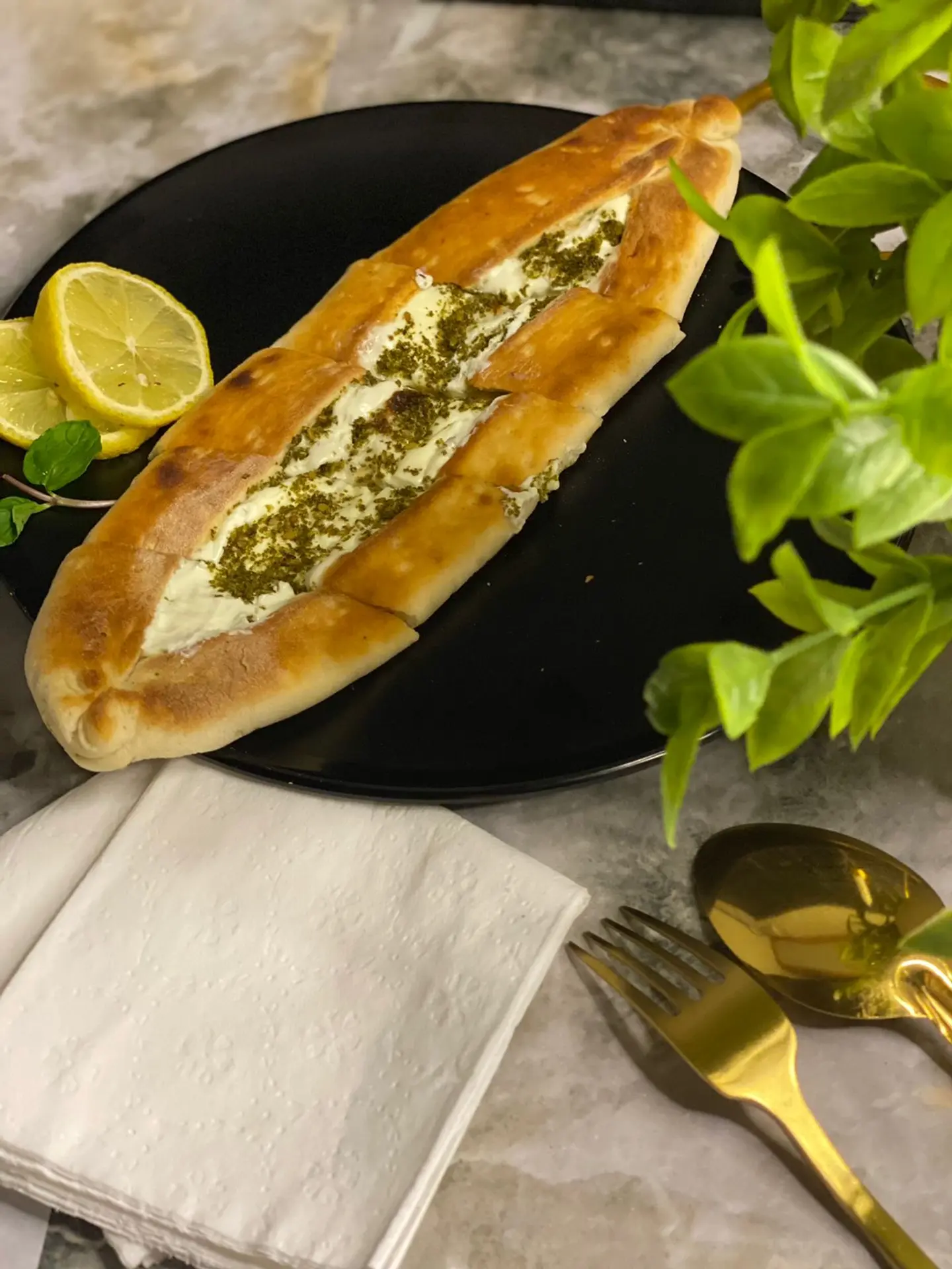 فطيرة لبنة مع الزعتر