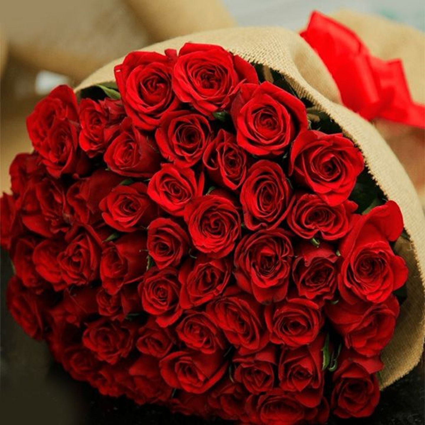 باقة حمراء كبيره