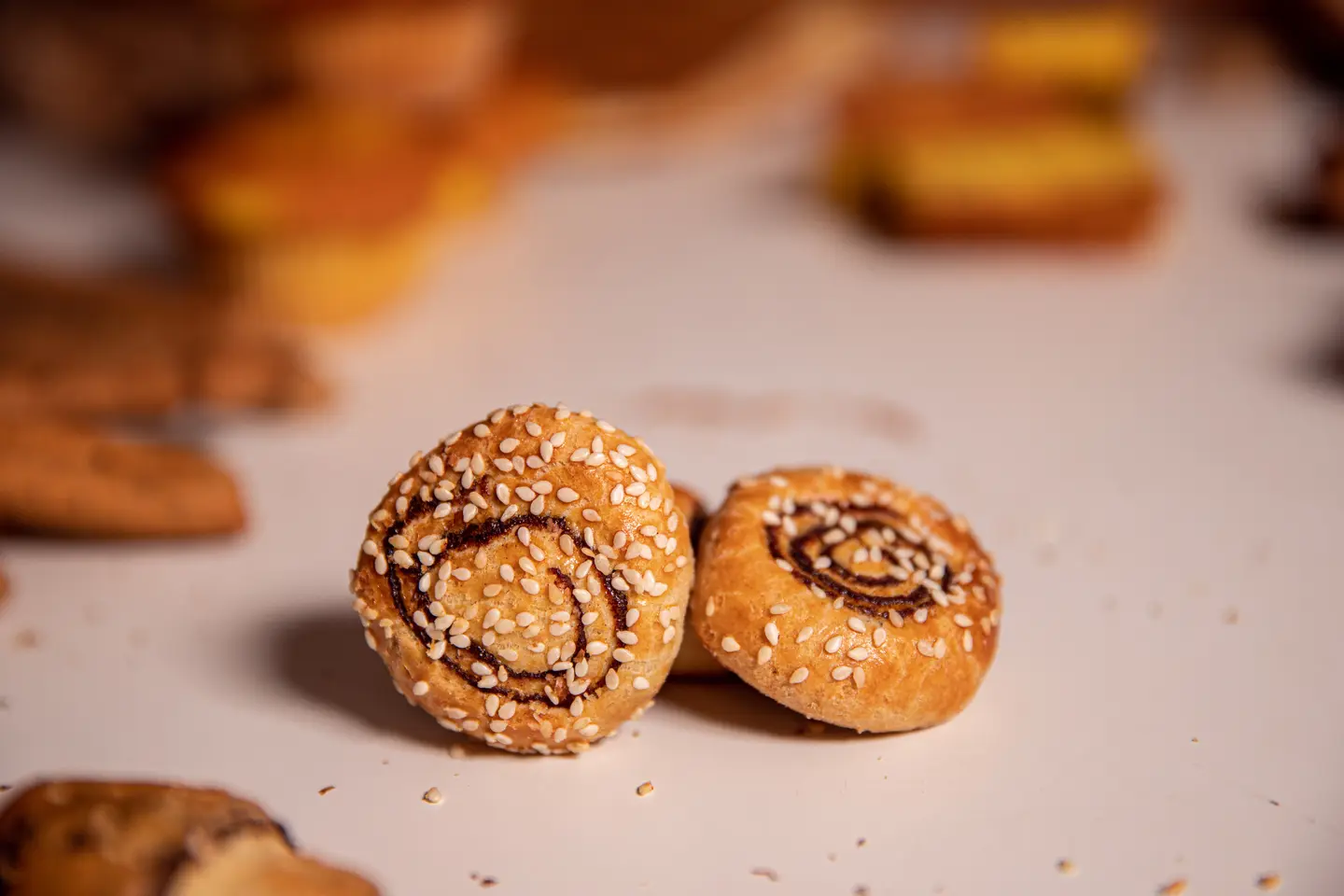 تمرية دائرية بالسمسم بر