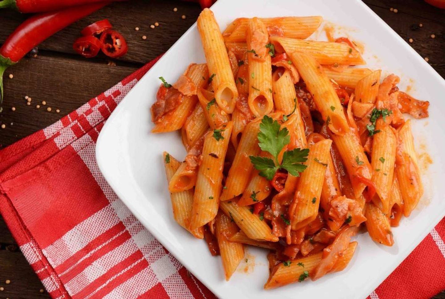 باستا صوص احمر دجاج وجبنة