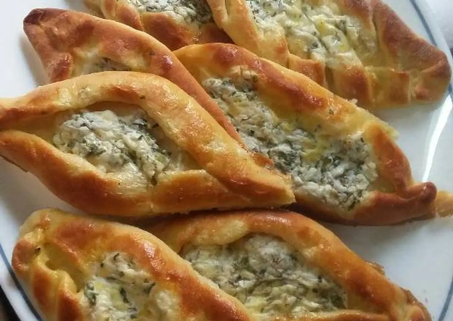 فطيرة دجاج بالجبنة قوارب