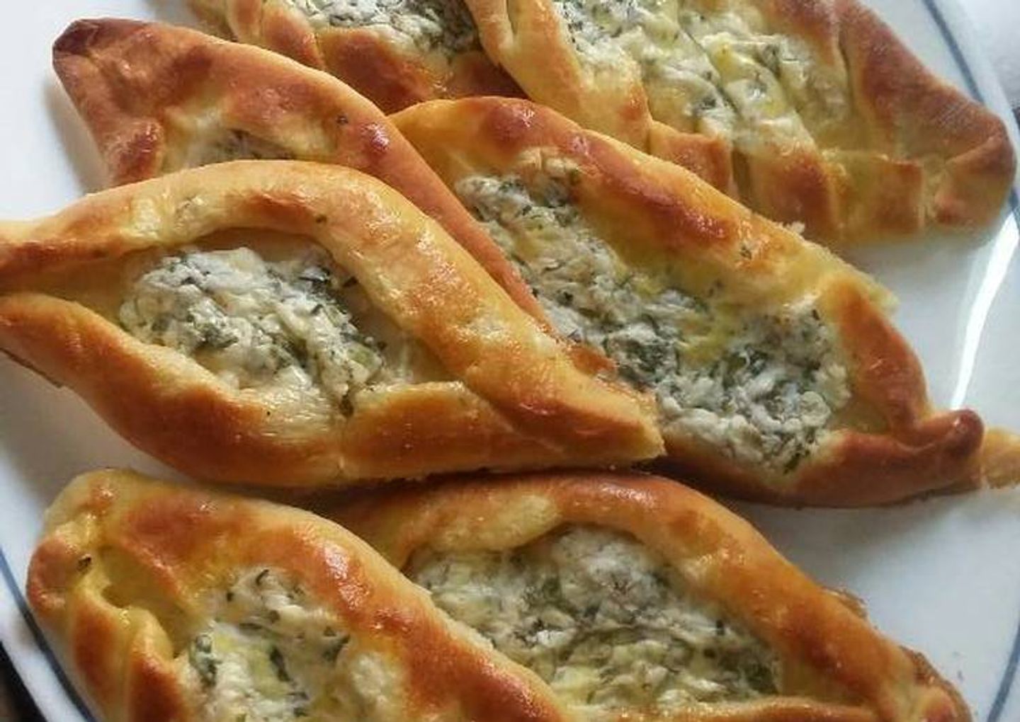فطيرة دجاج بالجبنة قوارب