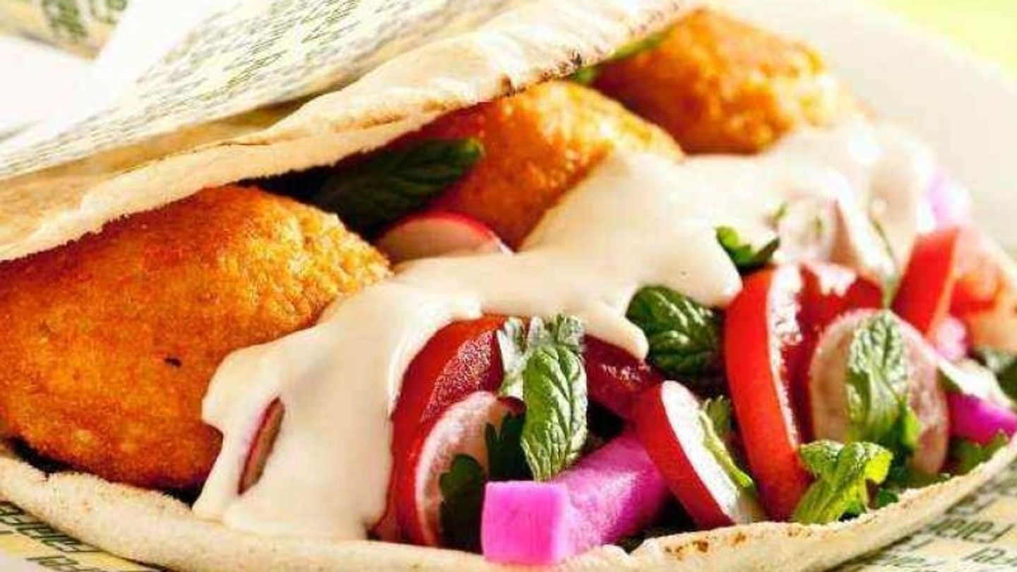 ساندوتش فلافل بالدجاج والجبن