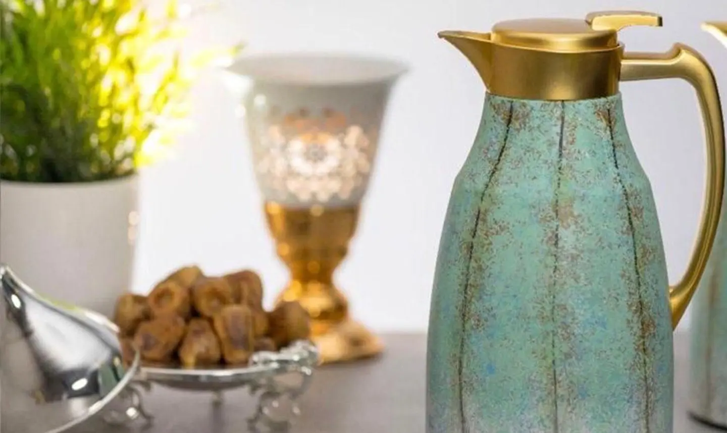ترمس قهوة سعودية مع التمر والطحينة