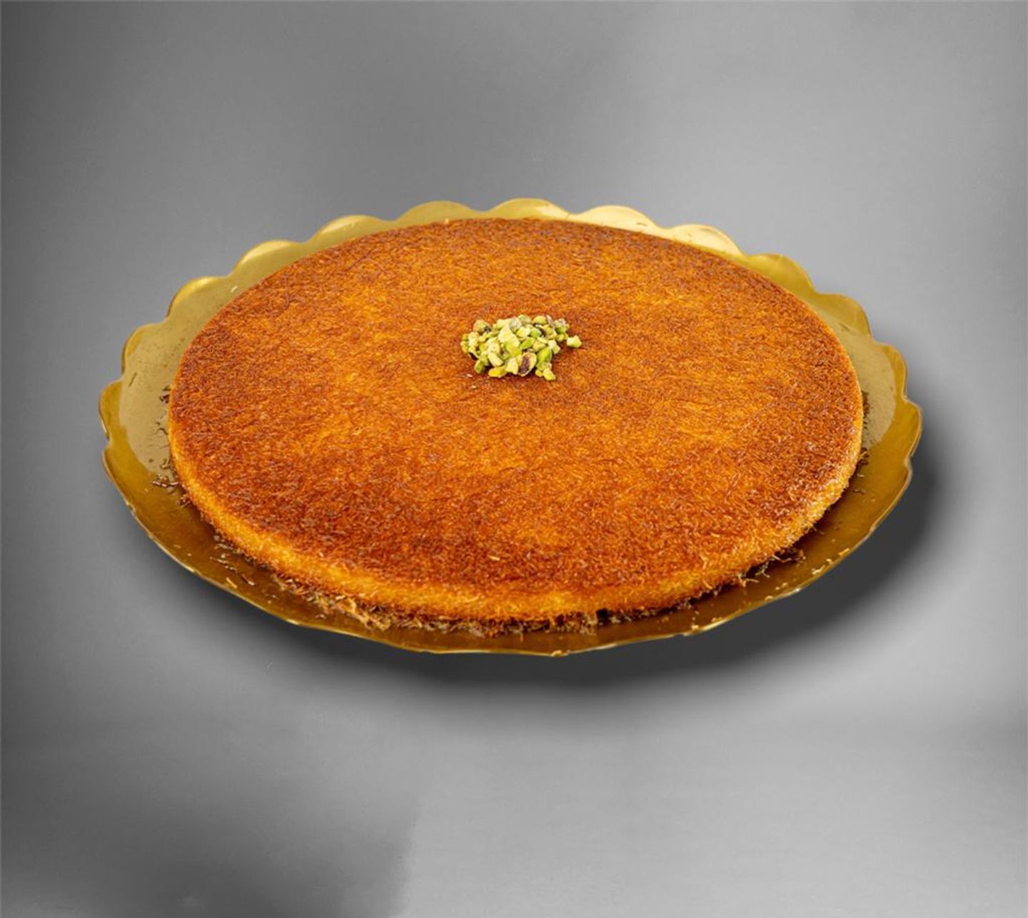 كنافة دائري كبير قشطة بحشوة سنيكرز
