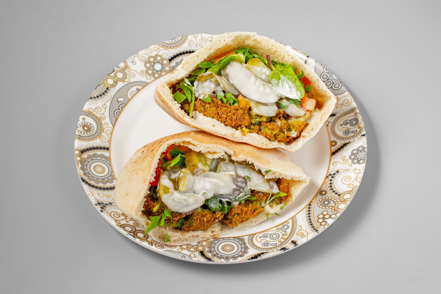 فلافل بالخبز العربي
