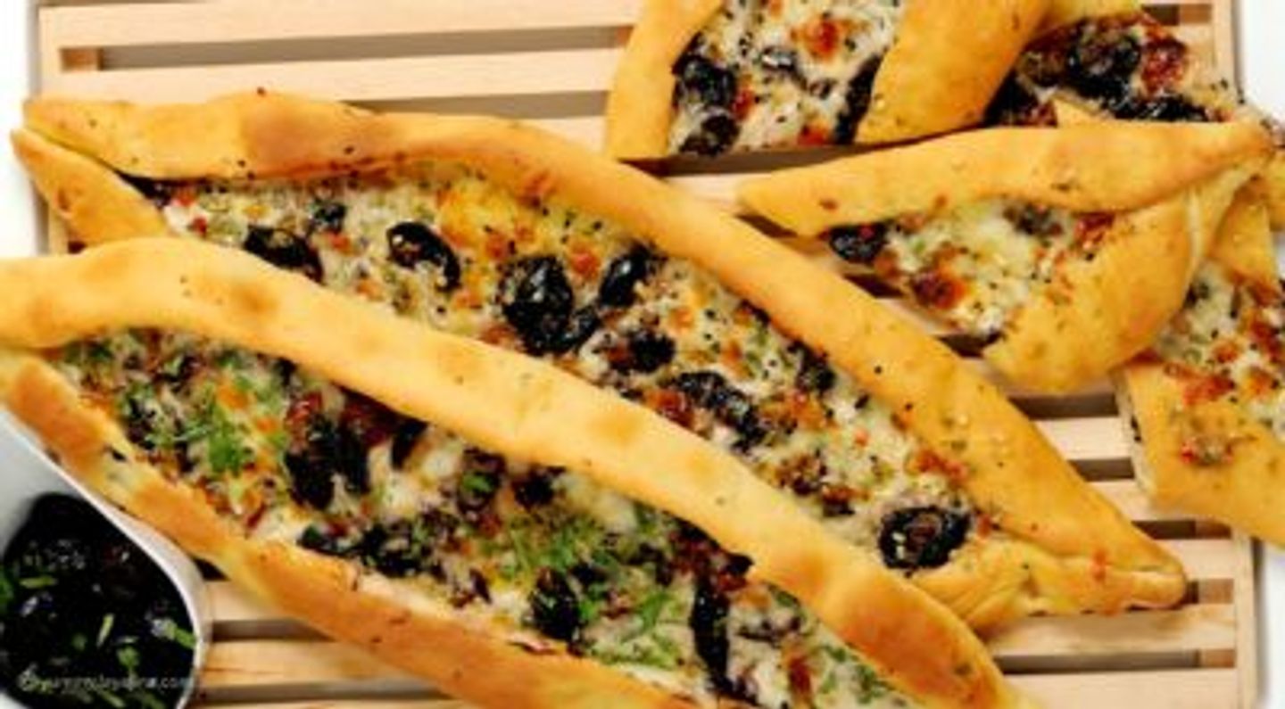 فطيرة جبن بالزيتون