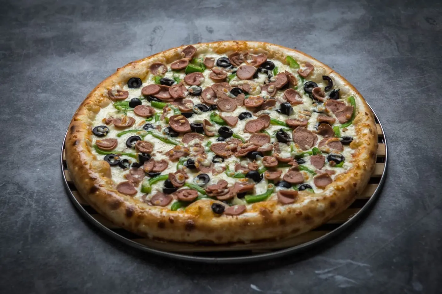 بيتزا نقانق جبن سائل