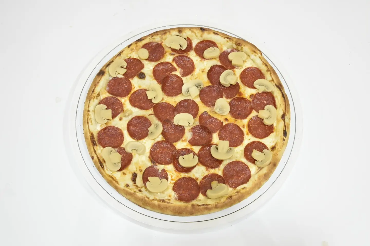 بيتزا بيبروني مع فطر