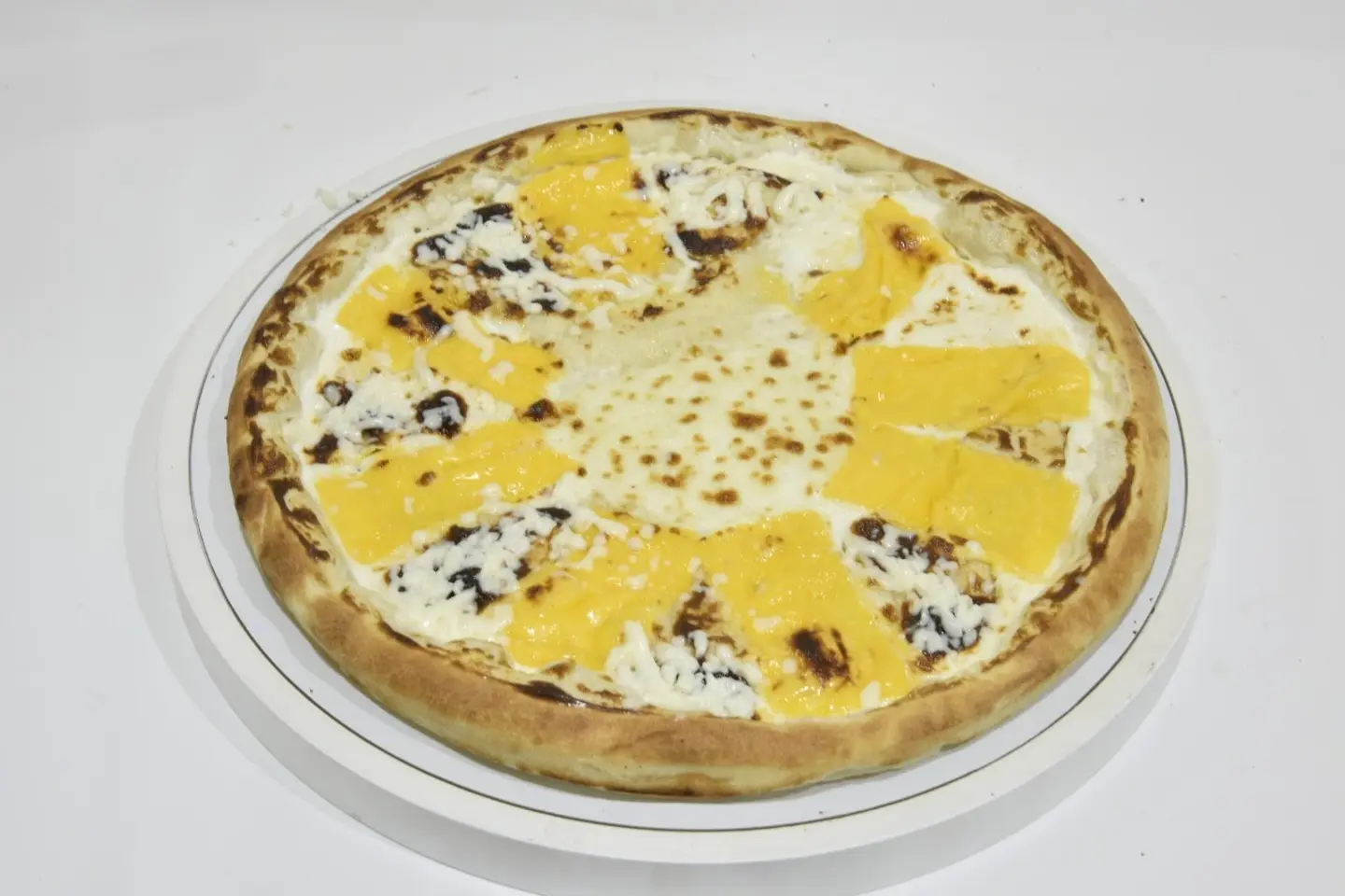 بيتزا الا جبان الثلاثة